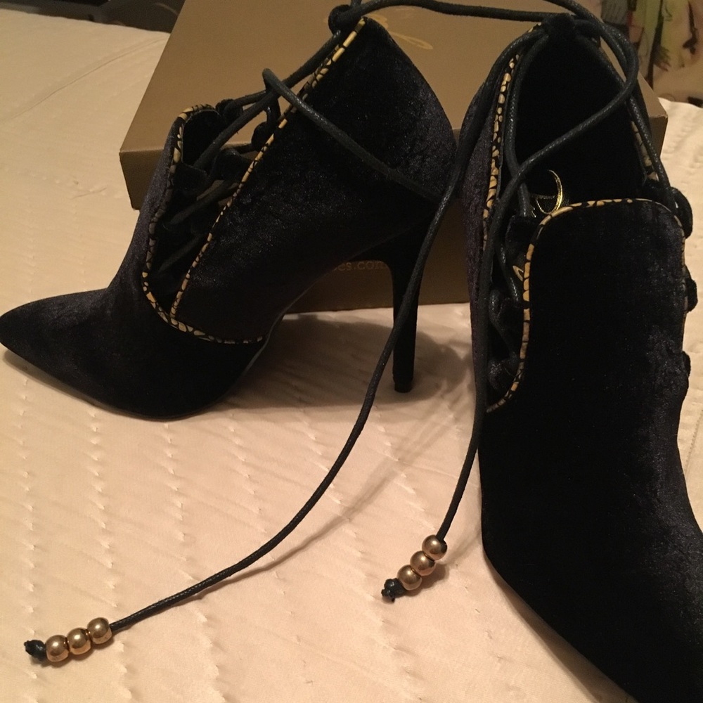 Velvet shoes with nice decorative fabric trim!